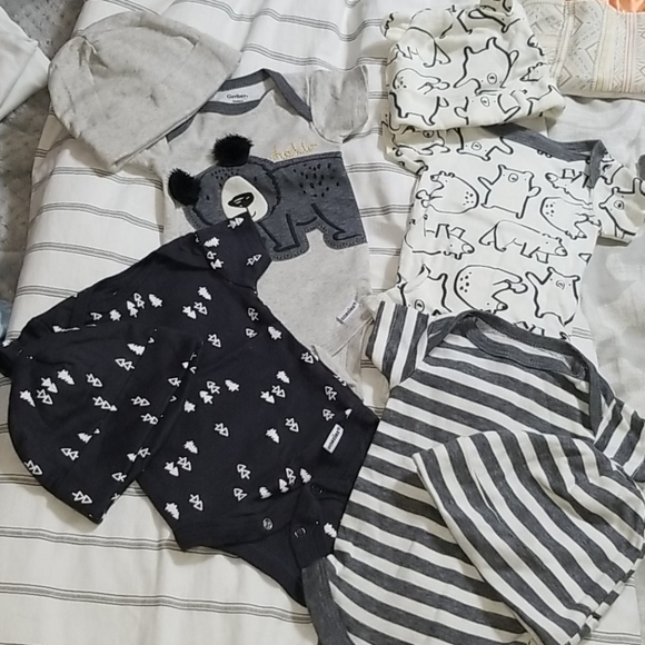 5 piece newborn Gerber onsie + beanie sets bundle - Picture 2 of 6